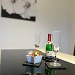 公寓 Grosse Helle Mit Balkon, Ruhig Gelegen Mit Guter Verkehrsanbindung *