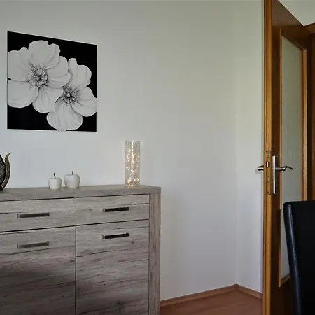 Grosse Helle Mit Balkon, Ruhig Gelegen Mit Guter Verkehrsanbindung *