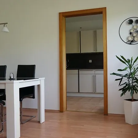 Grosse Helle Mit Balkon, Ruhig Gelegen Mit Guter Verkehrsanbindung *
